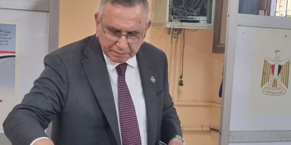 د. عبدالسند يمامة يدلي بصوته في لجنة مدرسة بدر بالدقي 