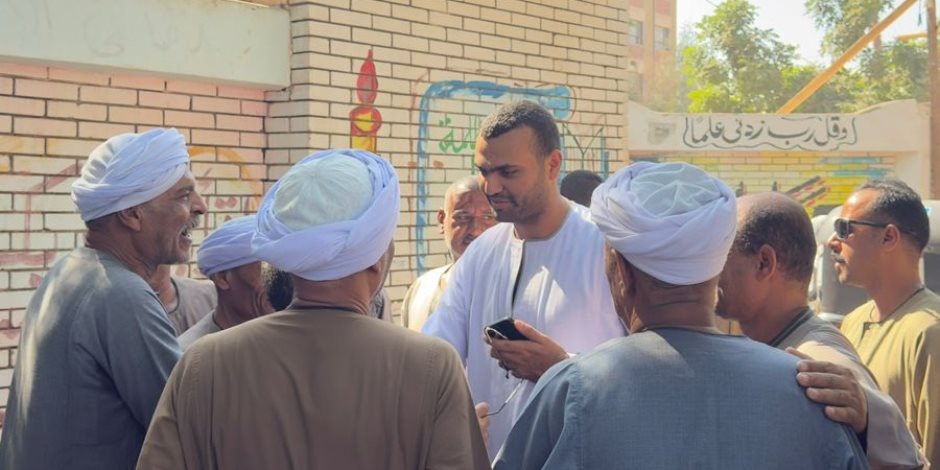 مشهد صعيدي أصيل.. مرشح العدل حسين هريدي يدلي بصوته بالجلابية في البراهمة