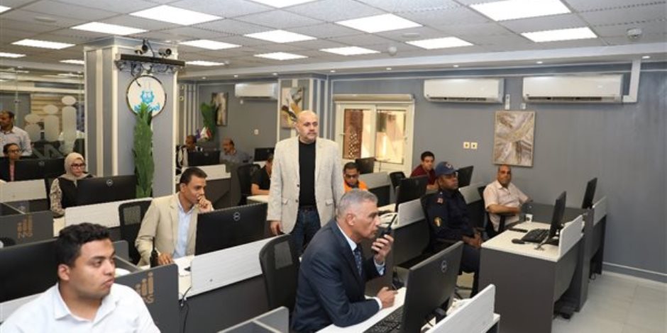محافظ أسوان يتابع سير الانتخابات من داخل مركز السيطرة