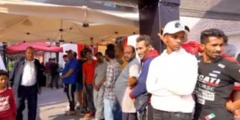 طوابير من الشباب تمتد أمام لجان الجيزة في انتخابات النواب 2025 (صور)