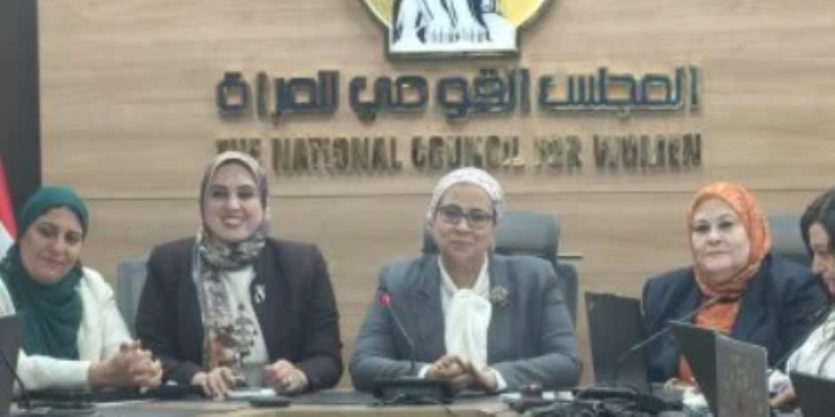 المستشارة أمل عمار تتابع تصويت السيدات فى انتخابات النواب من غرفة عمليات قومى المرأة