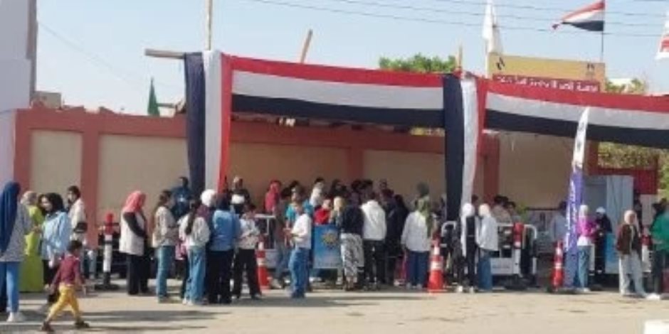 توافد المواطنين على لجان مدرسة الجيزة القومية للتصويت بانتخابات النواب