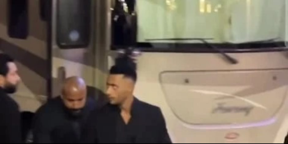 لماذا استعان محمد رمضان بكرفان في عزاء والده؟ اعرف التفاصيل .. فيديو وصور