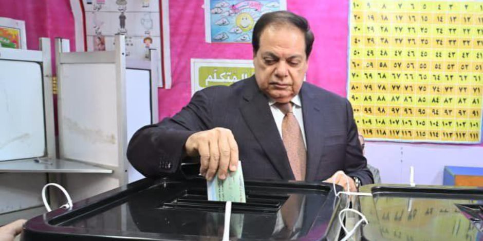 وكيلا مجلس النواب يدليان بصوتهما في انتخابات مجلس النواب بالجيزة