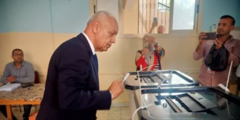 مصطفى بكرى يدلى بصوته بانتخابات مجلس النواب ويؤكد: المنافسة شديدة