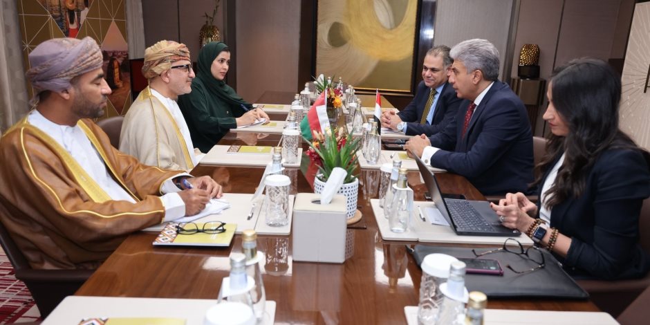 وزير السياحة والآثار يلتقي نظيره العُماني لبحث سبل تعزيز التعاون المشترك