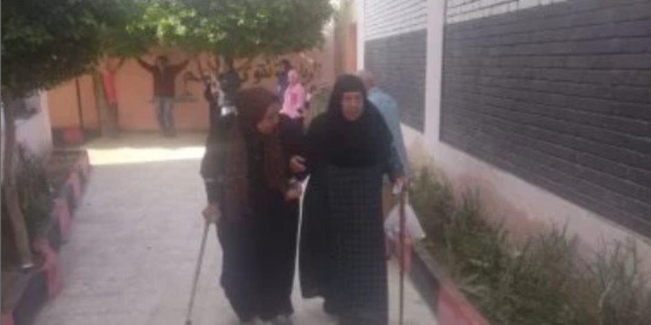 سيدتان تشاركان في انتخابات مجلس النواب بالحوامدية بالعكاز