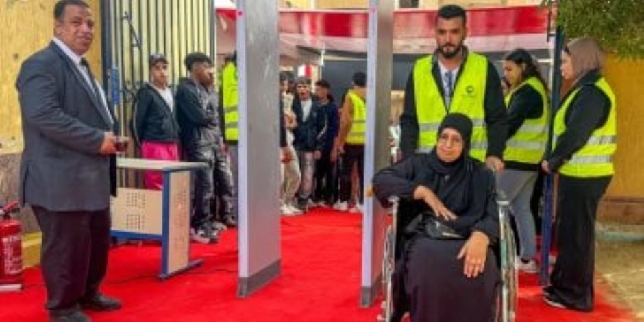 سيدة على كرسى متحرك تدلى بصوتها بانتخابات مجلس النواب بلجان الشيخ زايد