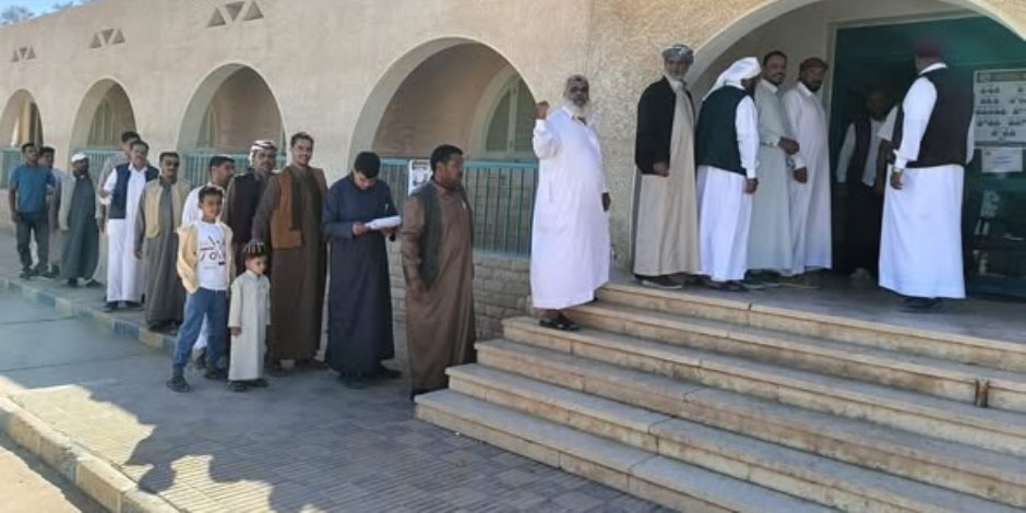 طوابير أمام اللجان الانتخابية بمطروح وتواجد الشباب لمساعدة كبار السن