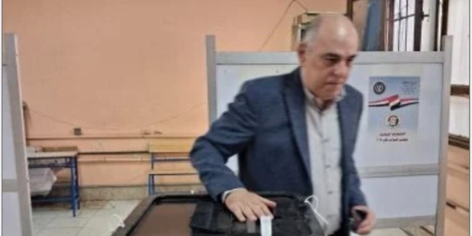 عبد الله غراب وزير البترول الأسبق يدلى بصوته فى انتخابات مجلس النواب بالدقى