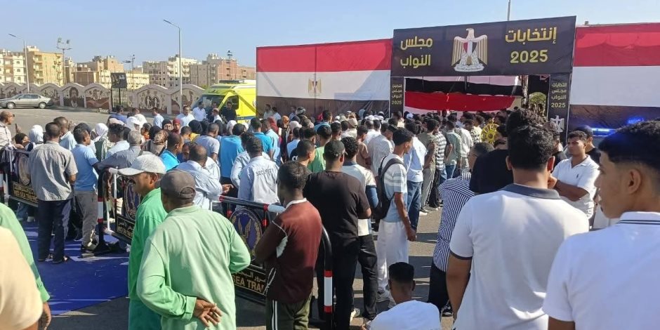 اقبال كبير من الناخبيين علي لجان الاقتراع بمرسي علم محافظة البحر الأحمر