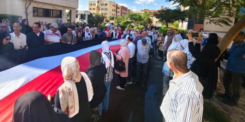 أطول علم.. مسيرة حاشدة لحث المواطنين على المشاركة في اليوم الثانى للانتخابات