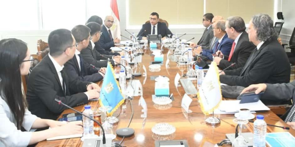 وزير الإسكان يلتقي وفداً من شركة جيانجسو فينجاي الصينية لبحث فرص التعاون بملف تحلية مياه البحر