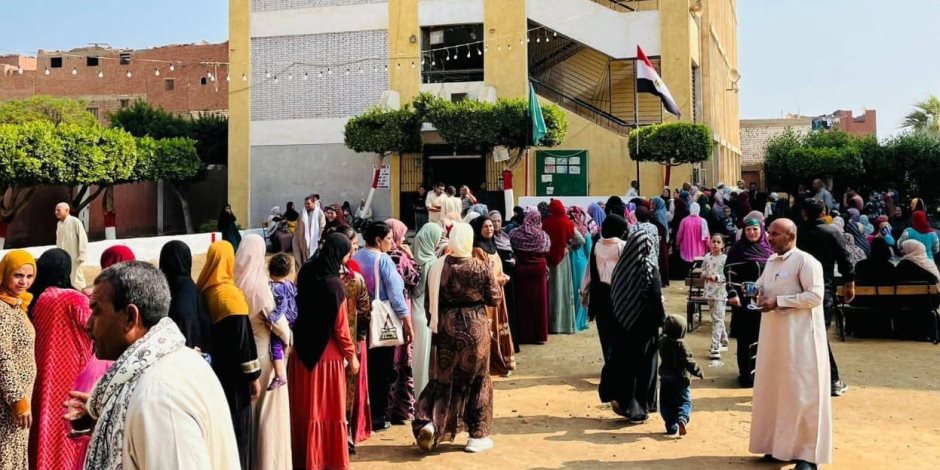 لجنة صفط بني مزار بالمنيا. تشهدا توافدًا كبير للناخبين والمرأة الصعيدية تتصدر المشهد