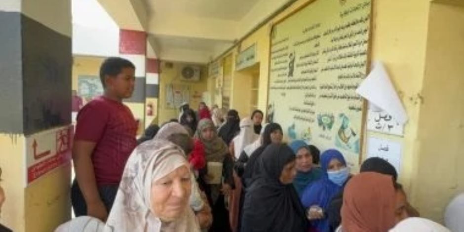 فرحة كبار السن أثناء الإدلاء بأصواتهم فى انتخابات مجلس النواب بأبوسمبل