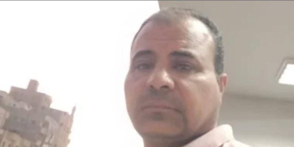  عامل مزلقان بالشرقية يخاطر بحياته لإنقاذ مسن قبل مرور القطار