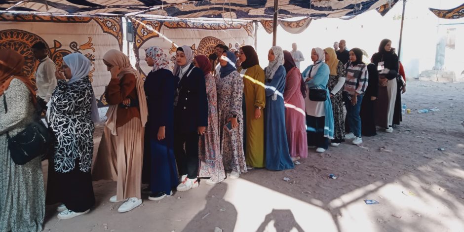 طابور للناخبات امام اللجنة الانتخابية بمركز شباب باريس فى محافظة الوادي الجديد