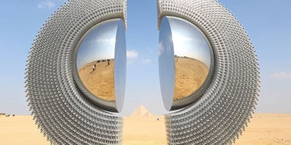 فنانون من مختلف دول العالم يضعون أعمالهم التشكيلية أمام الأهرامات