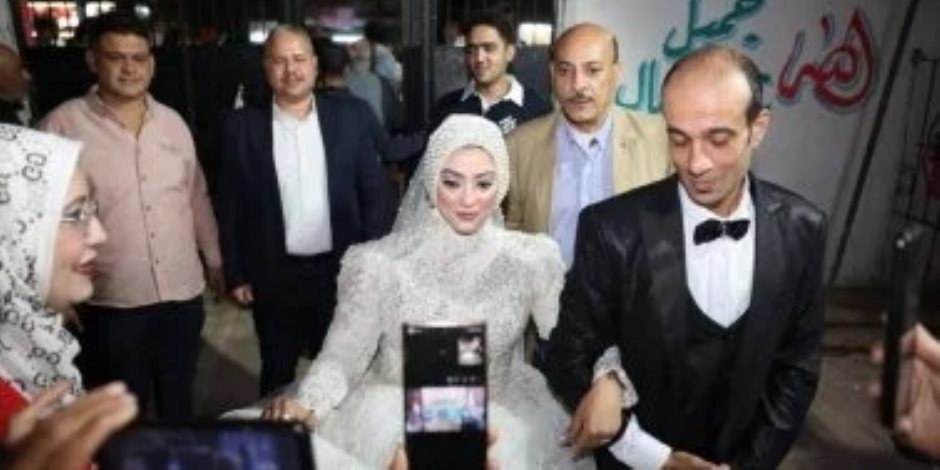 عروسان يصوتان بانتخابات مجلس النواب 2025 فى الجيزة (صور)