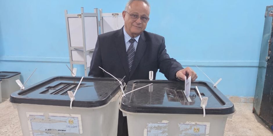 مدير مكتبة الإسكندرية يدلى بصوته فى الانتخابات البرلمانية