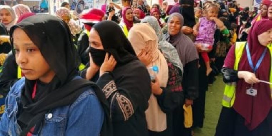 سيدات وفتيات أسوان يتصدرن طوابير انتخابات مجلس النواب.. صور