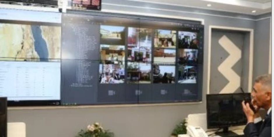 محافظ أسوان يتابع سير انتخابات النواب من مركز الطوارئ ويرصد تأخر فتح 3 لجان