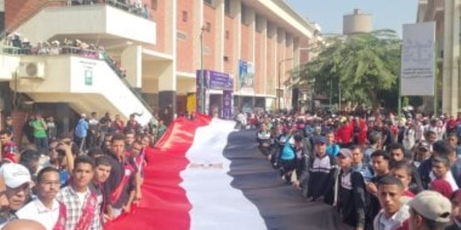 رئيس جامعة سوهاج يقود مسيرة طلابية للتطوع فى تنظيم لجان انتخابات النواب