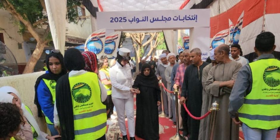 فرق شرطية بالأقصر تساعد كبار السن فى دخول لجان الانتخابات (صور)
