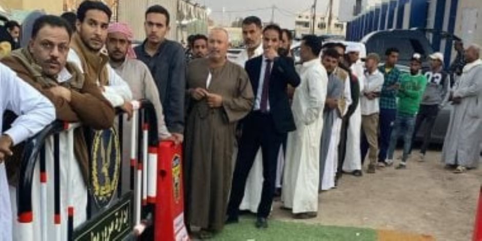 مراسلة "إكسترا نيوز" تنقل كواليس عملية التصويت فى الجيزة.. فيديو