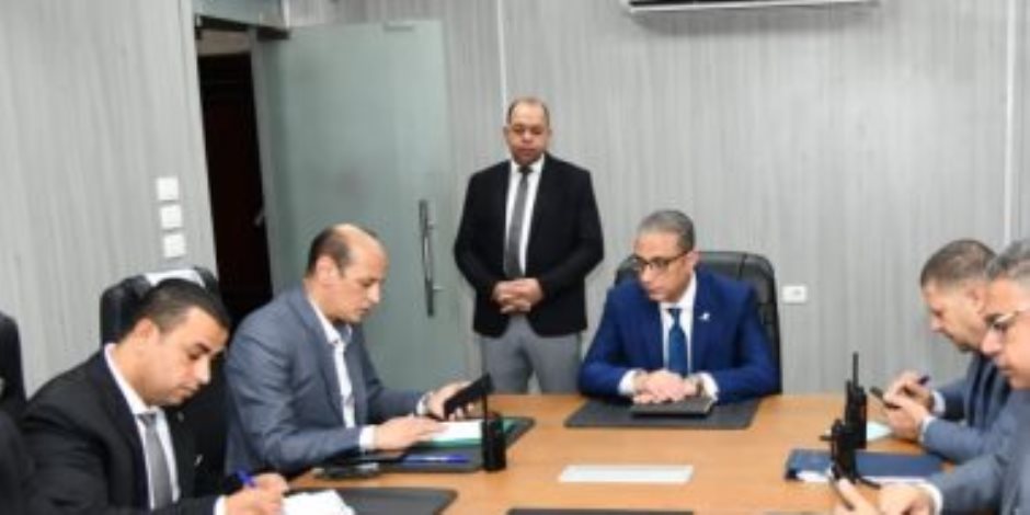 محافظ الفيوم يتابع انتظام العمل بجميع لجان التصويت بمختلف الدوائر