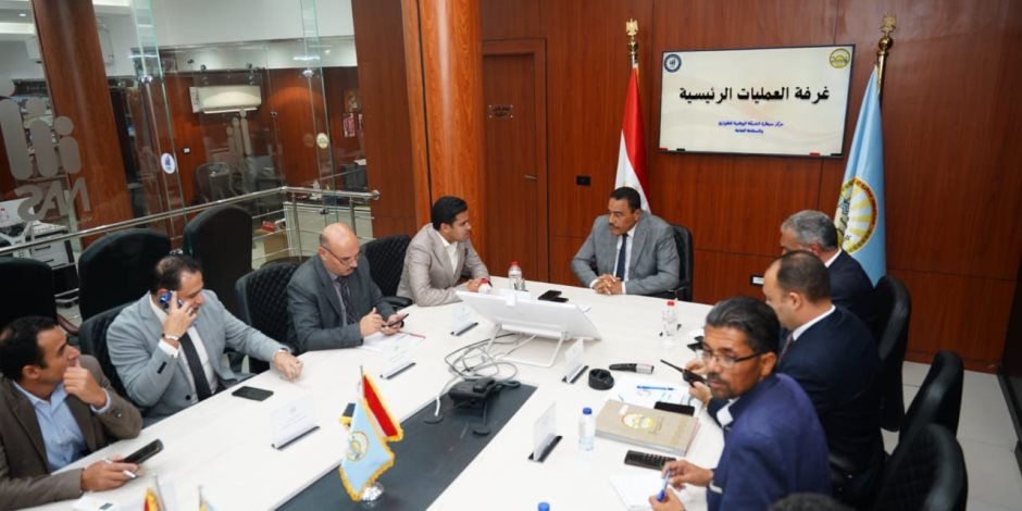 محافظ مطروح يتفقد سير العملية الانتخابية بعدد من مقار اللجان (صور)