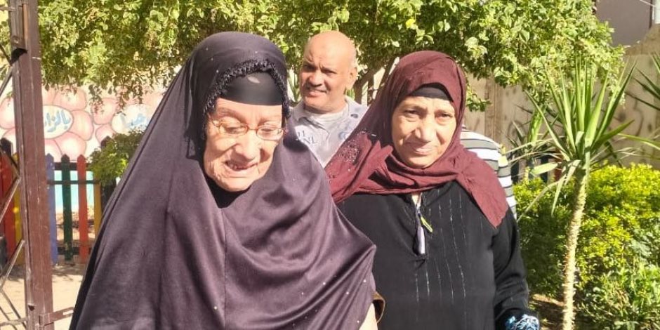 كبار السن يحرصون على المشاركة فى انتخابات مجلس النواب بالبحيرة