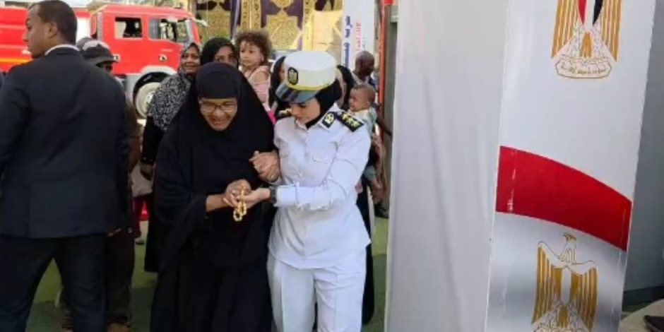 الشرطة النسائية تساعد الناخبات فى دخول لجان انتخابات أسوان (صور)