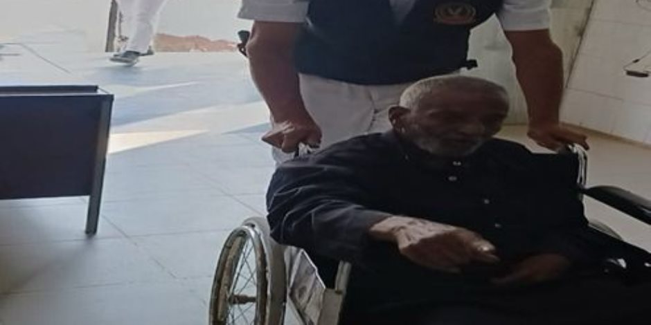 أمن القاهرة تستجيب لاستغاثة «مسن» من ذوي الاحتياجات الخاصة وتنقله المستشفى