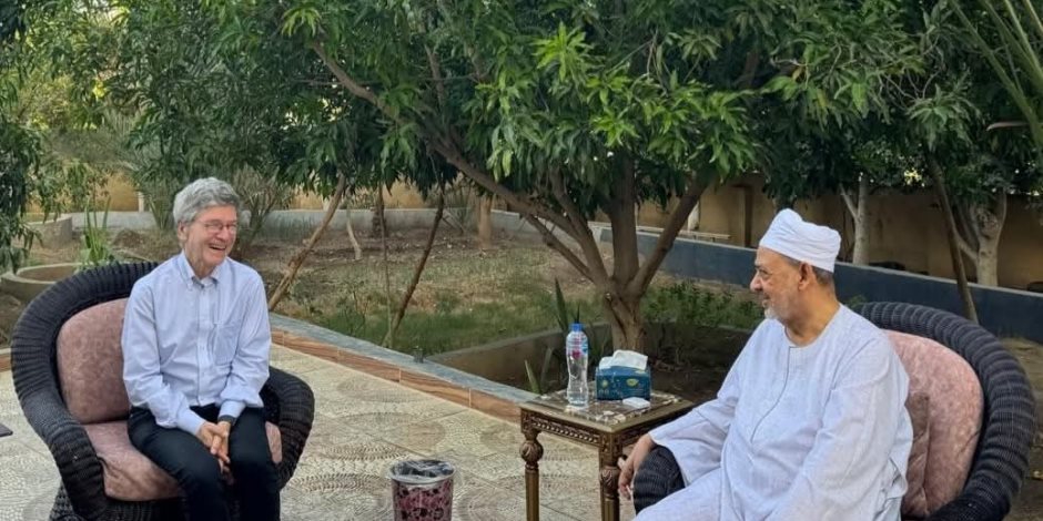شيخ الأزهر يستقبل المفكر العالمي جيفري ساكس بمنزله في الأقصر