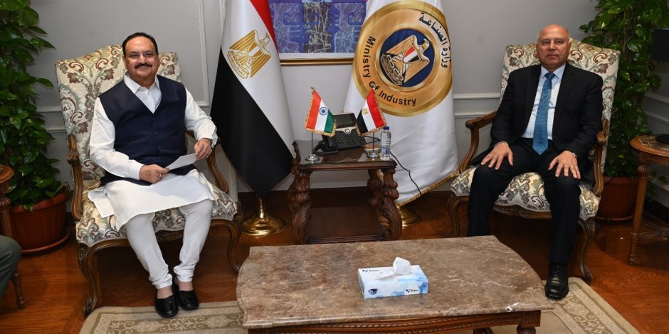 وزير الصناعة والنقل يبحث مع وزير الصحة والكيماويات والأسمدة الهندي سبل تعزيز التعاون المشترك 