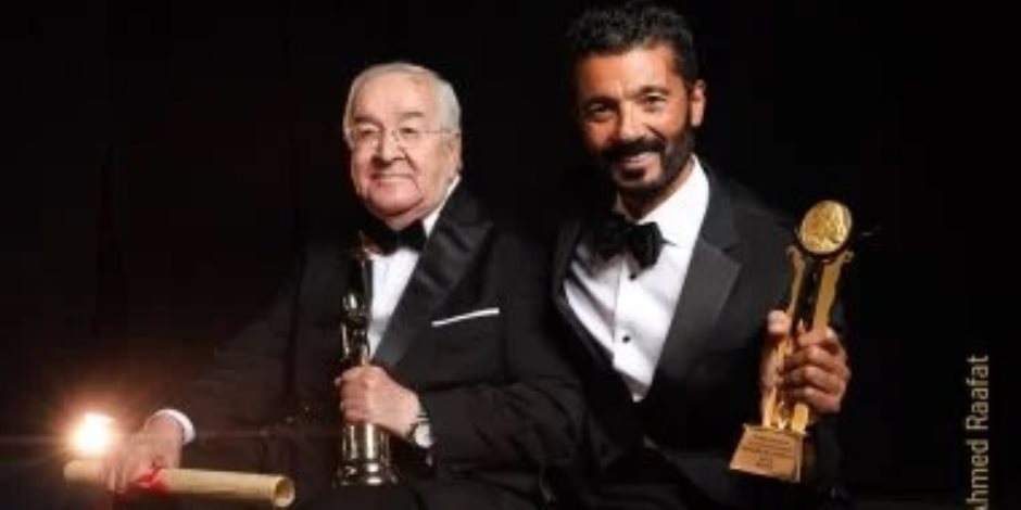 جلسة تصوير تجمع المخرج محمد عبد العزيز والنجم خالد النبوى بمهرجان القاهرة