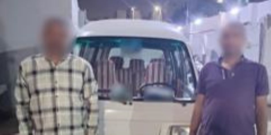 ضبط شخصين بتمزيق إحدى اللافتات الدعائية الخاصة بأحد المُرشحين بمجلس النواب بالقاهرة