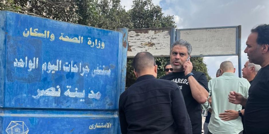 نجوم الزمالك يتوجهون على المستشفى لانتظار خروج جثمان محمد صبرى.. صور