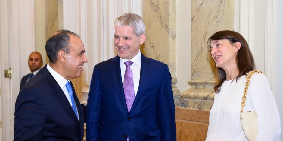 وزير الخارجية يعقد مشاورات مع وزير العدل والشرطة السويسري