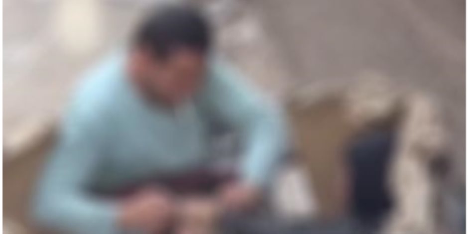 الداخلية تضبط عامل خردة ظهر في فيديو «يكبل» طفلته بالشرقية