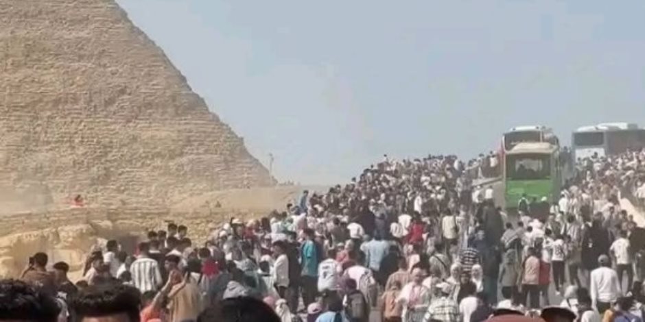 زحام على بوابة التاريخ.. طوابير الزوار تمتد من المتحف المصري الكبير إلى ظلال الأهرامات
