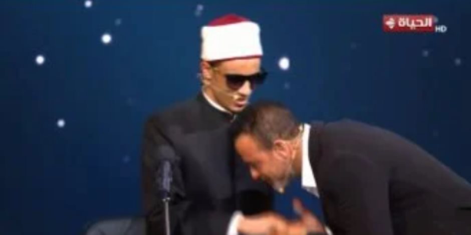 مصطفى حسني يترك مقعده ويقبّل يد المتسابق محمد أحمد حسن بدولة التلاوة