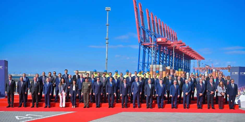 الرئيس السيسي يفتتح عددا من المحطات البحرية بالمنطقة الاقتصادية لقناة السويس 