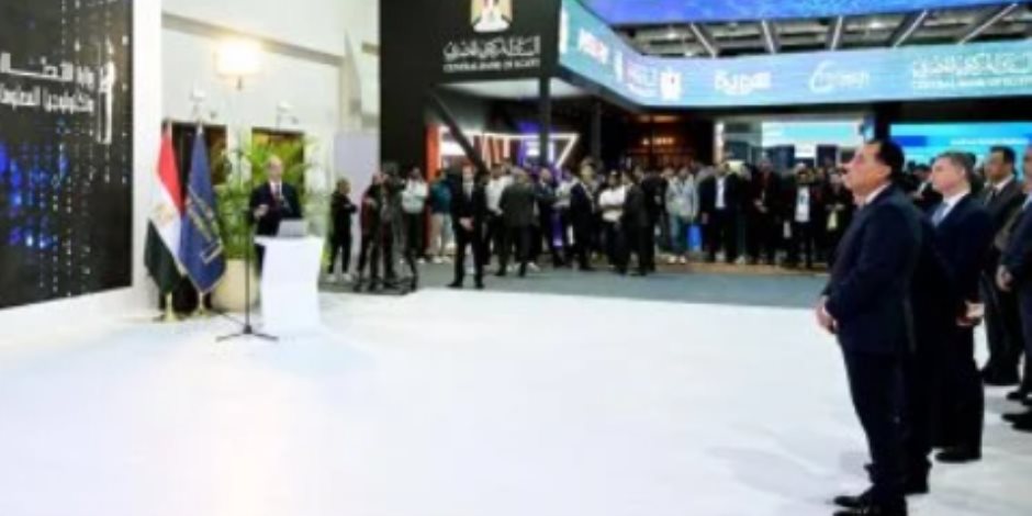 رئيس الوزراء يستمع لعرض تقديمي حول مشروعات وزارة الاتصالات في التحول الرقمي