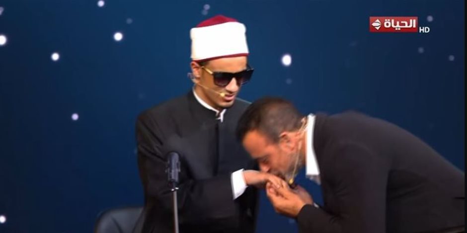 الداعية مصطفى حسني يقبل يد متسابق تقديرا لموهبة الشباب في تلاوة القرآن الكريم