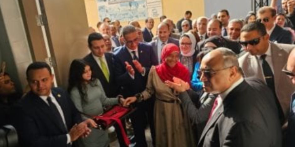 وزيرة التضامن تفوض عاملة بمصنع غزل الفيوم لقص شريط افتتاح مجمع وحدات