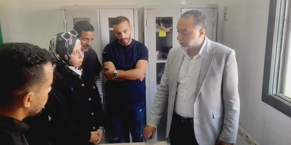 "وكيل صحة شمال سيناء" يتفقد انتظام العمل والفرق الطبية بقرية  المنجم ويوجه بتوفير مستلزمات الأسنان وكراسي للمرضى (صور )