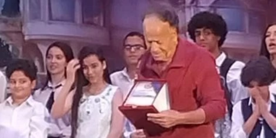 ظهور استثنائي لمطرب الأطفال طلعت عطية في حفل تخرج مواهب مصر.. فيديو