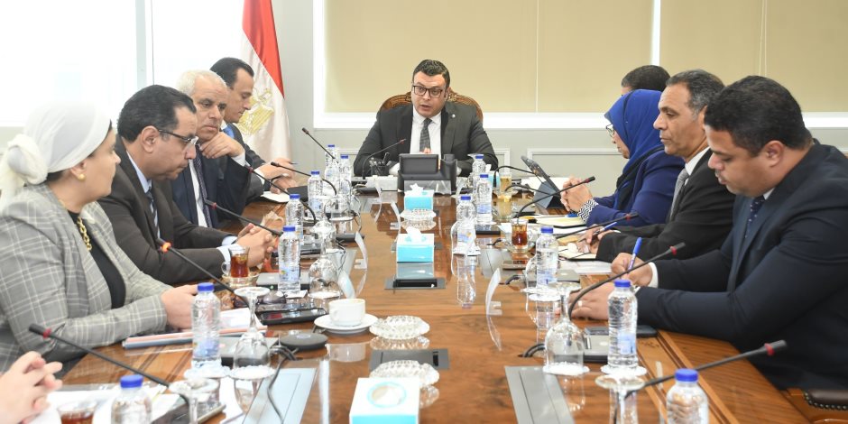 وزير الإسكان يتابع الاشتراطات والضوابط والمعايير الخاصة بالإعلانات على الطرق العامة والمحاور